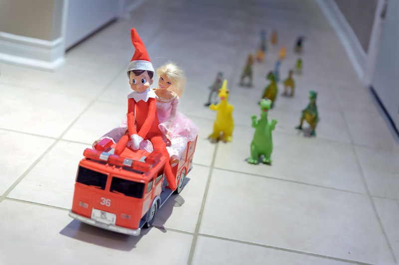 elf on the shelf making a getaway with Barbie > Newmarket Family Photography by Sugarlens Photography